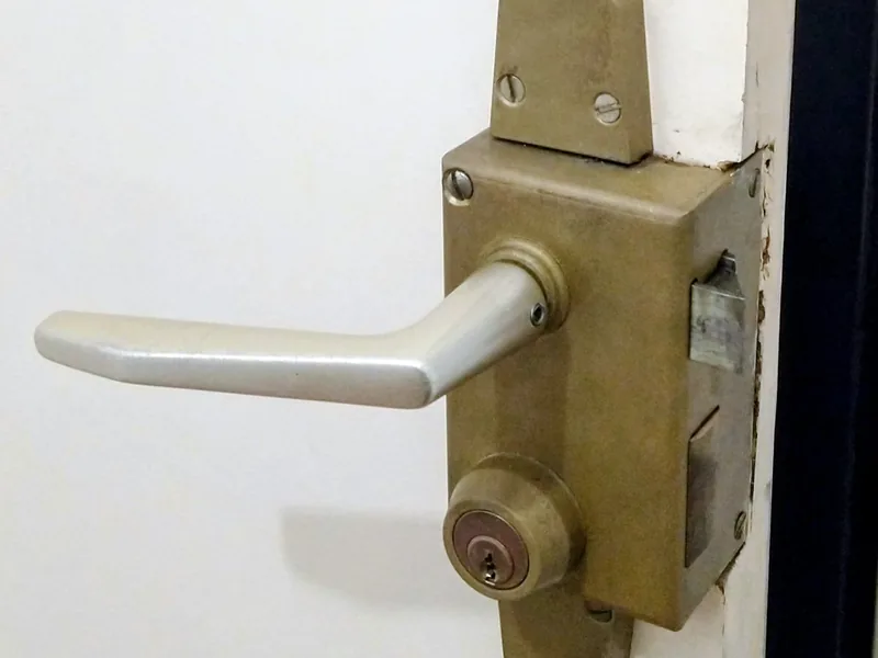 Serrure multipoints en applique avant remplacement