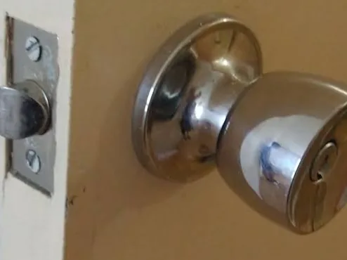 Serrure tubulaire d’une porte claquée ouverte par crochetage