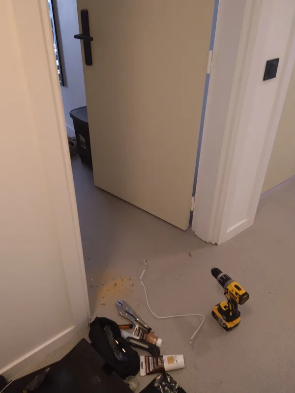 Ouverture d'une porte claquée à l'aide d'un cintre métallique (trou de 6 rebouché)