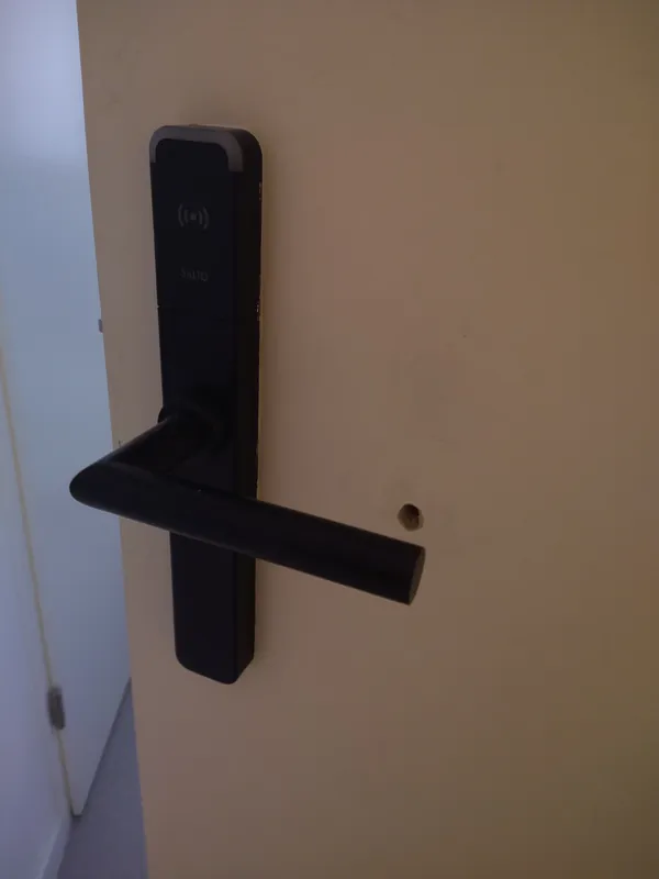 Trou de 6 pour permettre le passage d'un cintre métallique